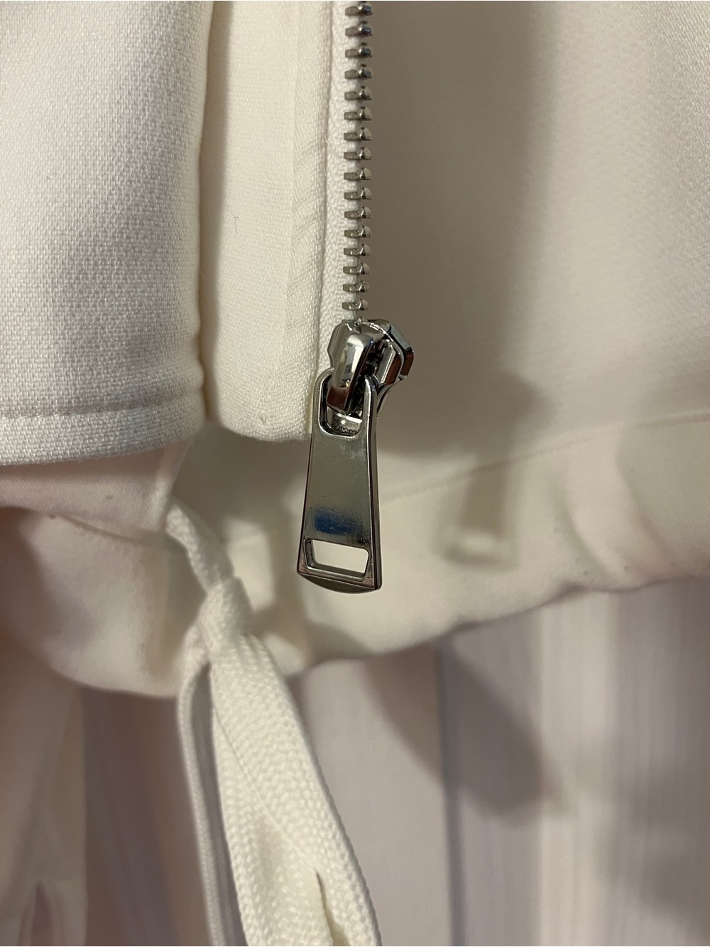 Jennifer Lopez White Cropped Hooded Jacket with Silver Zipper - Picture 5 of 6